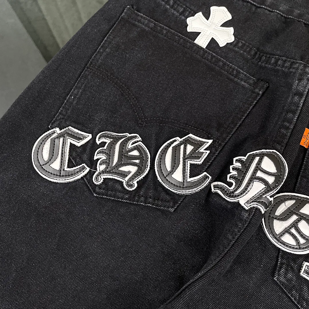 🅿️280 original development, hardware customization, chrome hearts Chengdu limited, new city limited jeans, Chrome Hearts city limited jeans, vintage levis, American-made 501 black and gray base version, Levi's American-made 501 base version, imported sheepskin, 925 silver jewelry remake [Top heavy industry fashionable design] Consistently made in high street luxury style. Speaking of this style, the Zangyin family and GU family are definitely the leading representative brands. Especially the Zangyin family has really achieved a state-of-the-art effect in creating high street style. The unique washed material is used to create this style. The color system is quite eye-catching. It is decorated with patchwork cross flowers, which cleverly highlights the charm of the brand. Secondly, this style uses classic The high-waist cutting design highlights the long legs and fashionable temperament of the upper body. The brand is highly recognizable and the slim fit configuration is more suitable for daily wear. It is a product that interprets personality, fashion, and specifications at a glance. This single product is enough to make any fan excited. It can be a white T-shirt for youthful preppy style, or a tight suspender for lady style. It has strong matching ability and can be easily controlled by men.  [Material and craftsmanship] Needless to say, this point goes without saying. As an excellent craftsman brand, Zangyin has really perfect requirements for details and craftsmanship. The washed color of this model has gone through so many processes, not to mention the embellishment of the denim appliqués. It is also purely handmade and sewn. Just like what they believe in, only handmade things have soul and have the meaning of wear. A top-notch heavy-duty fashionable denim item, I look forward to your perfect interpretation! !